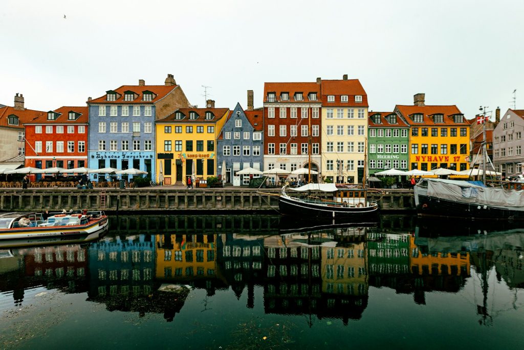 A group of boats that are sitting in the water