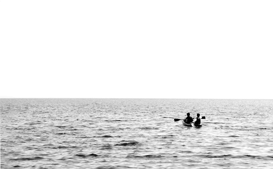 Niños haciendo kayak en una cala mediterránea