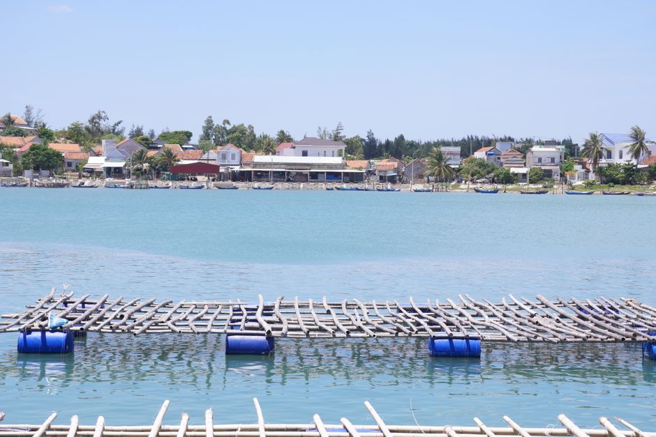 Parque acuático flotante en el mar con toboganes para niños