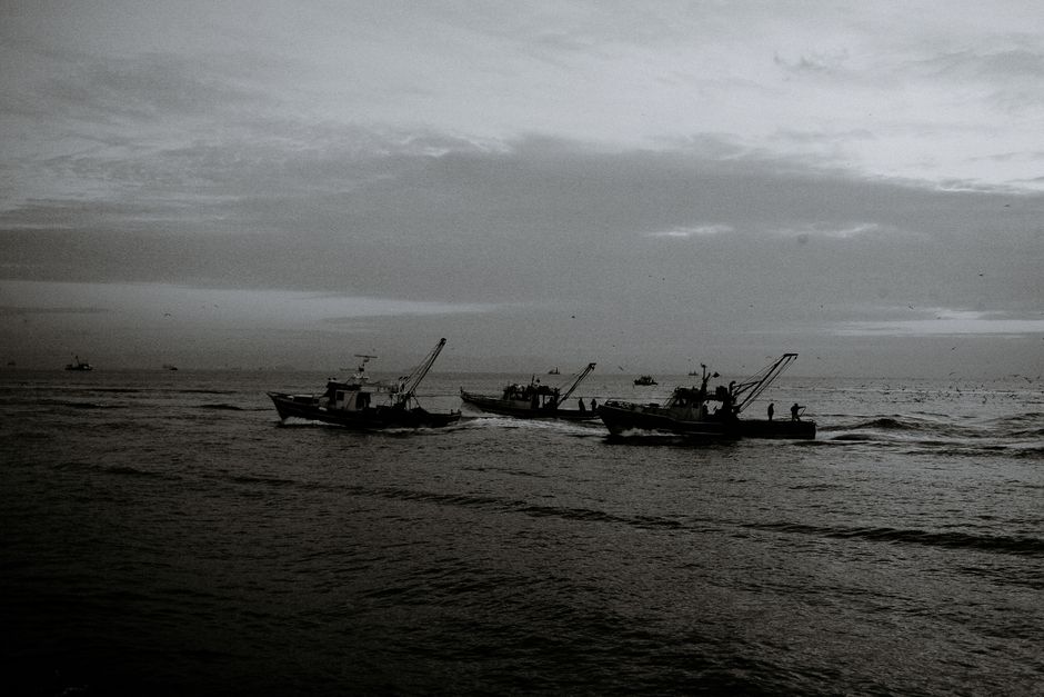 Barcas de pesca en el mar durante una procesión marítima de la Virgen del Carmen