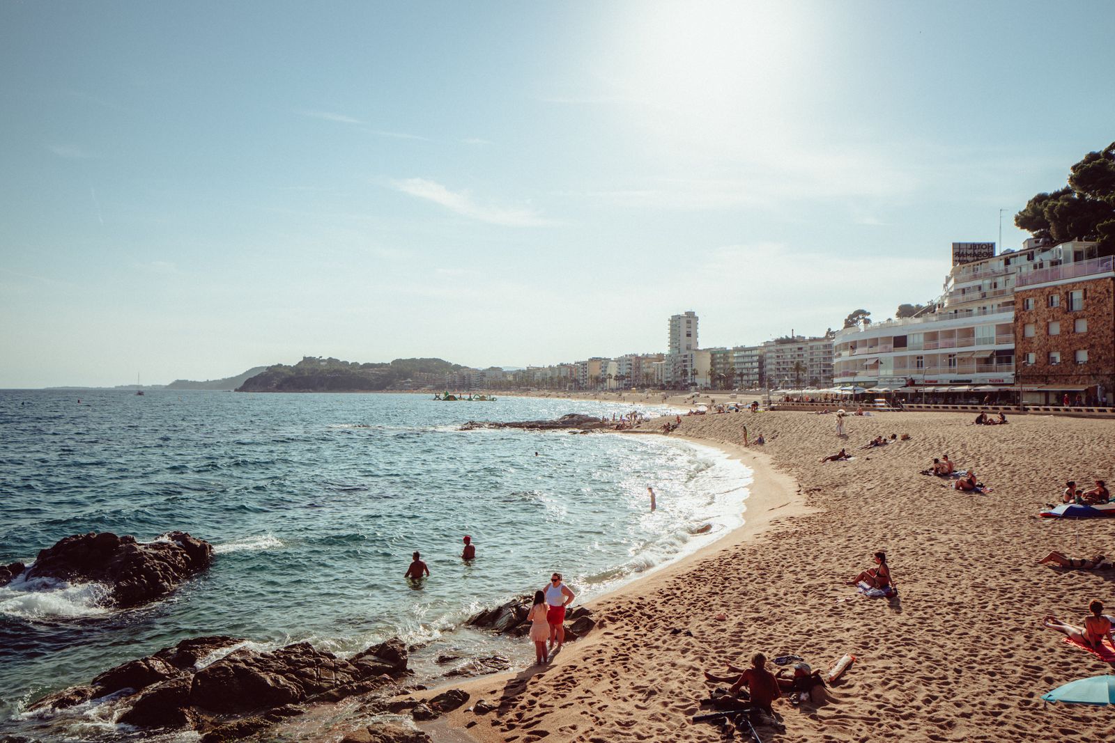 Cala escondida y tranquila en la Costa Brava rodeada de pinos y acantilados