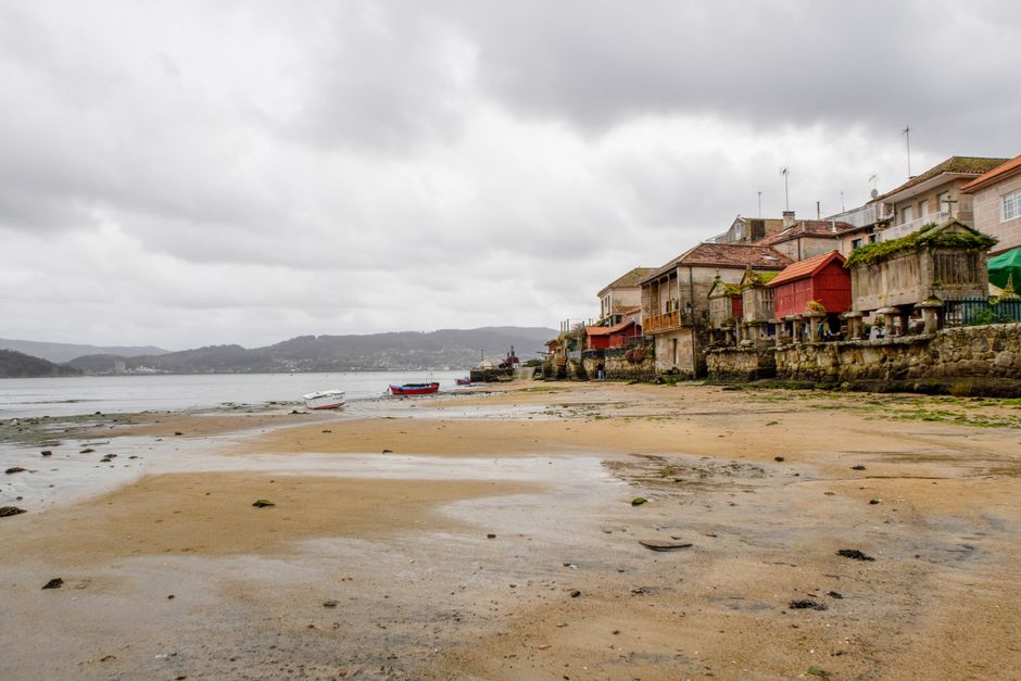 Casas tradicionales de piedra junto al mar en Combarro, Galicia
