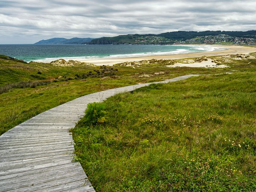 Paseo de madera hacia una playa de la costa gallega en las Rías Baixas
