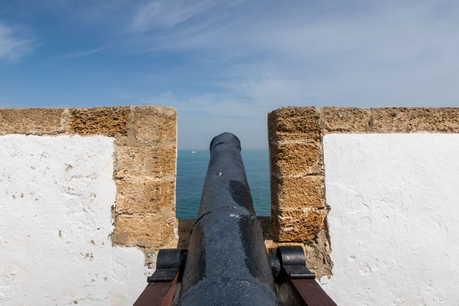 Castillo medieval en un acantilado sobre el mar Mediterráneo