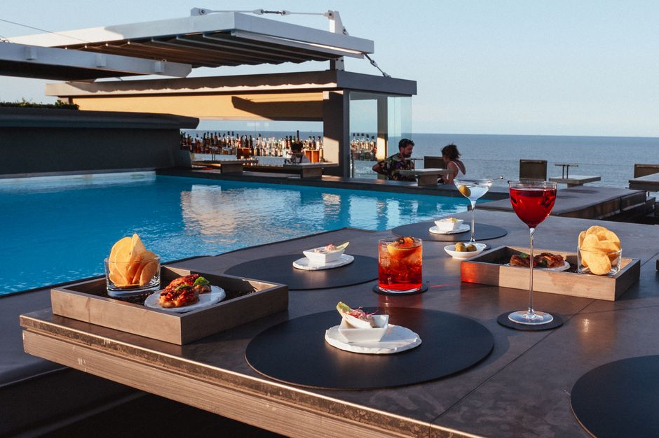 Barra de cóctel en una azotea de hotel con vistas al mar de Barcelona