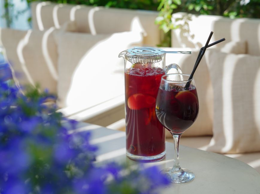 Jarra de sangría con fruta fresca sobre una mesa de verano