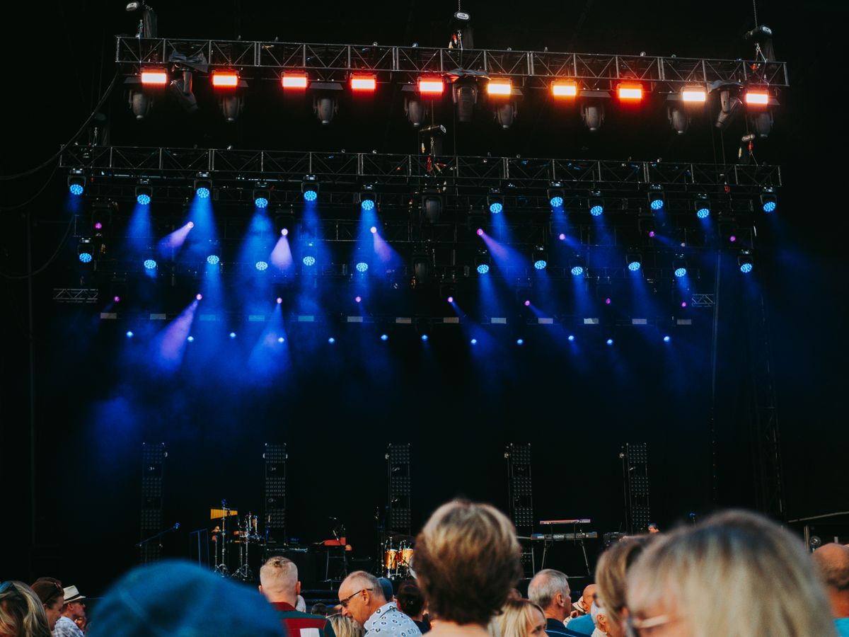 Ambiente de concierto en un festival de música de verano