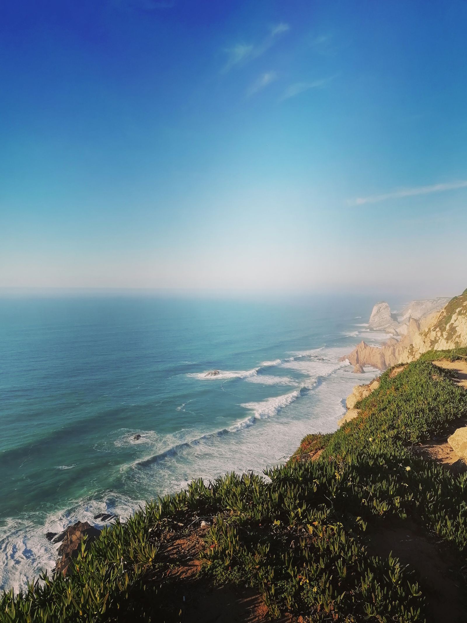 Costa portuguesa del Algarve con acantilados y playa atlántica