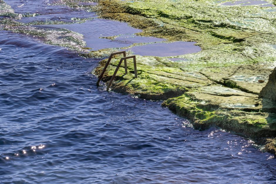 Piscina natural de roca volcánica en la costa norte de España