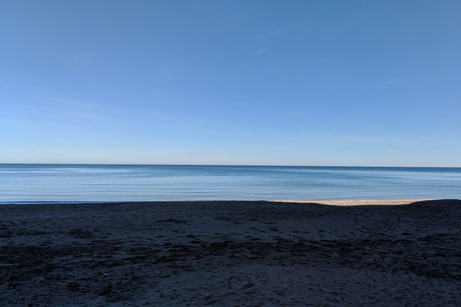 Playa española tranquila al amanecer, sin aglomeraciones de turistas