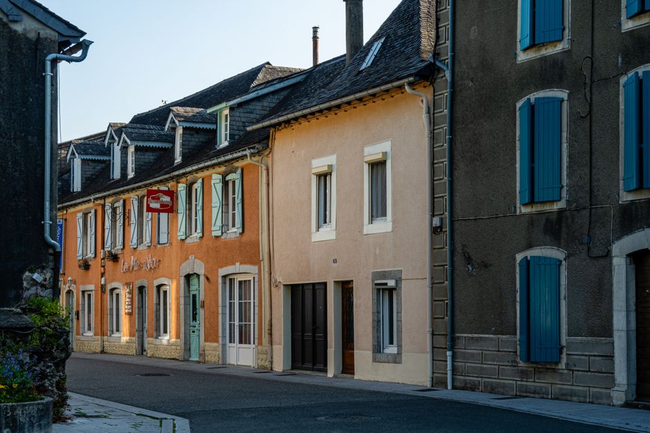 Calle tranquila de un pueblo europeo con casas de colores, sin turistas