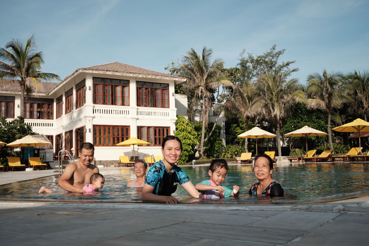 Familia disfrutando de la piscina del hotel en sus vacaciones de verano