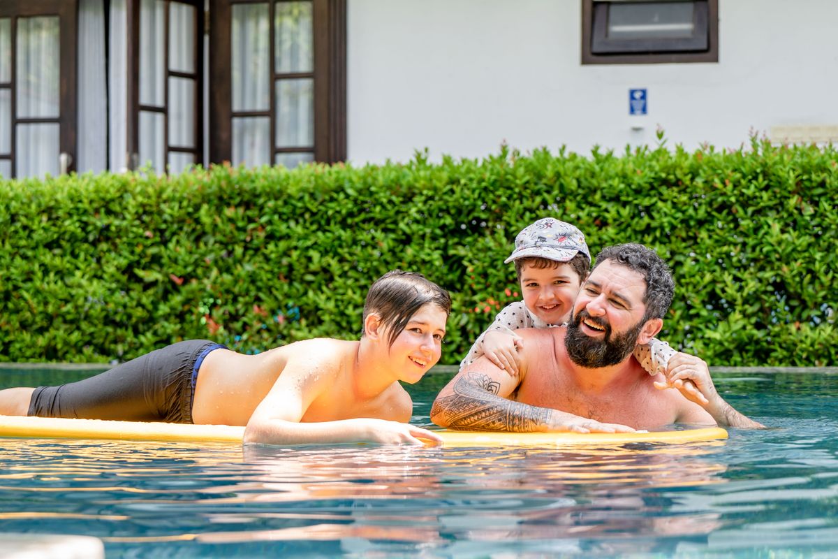 Familia disfrutando de la piscina de un hotel en la Costa del Sol