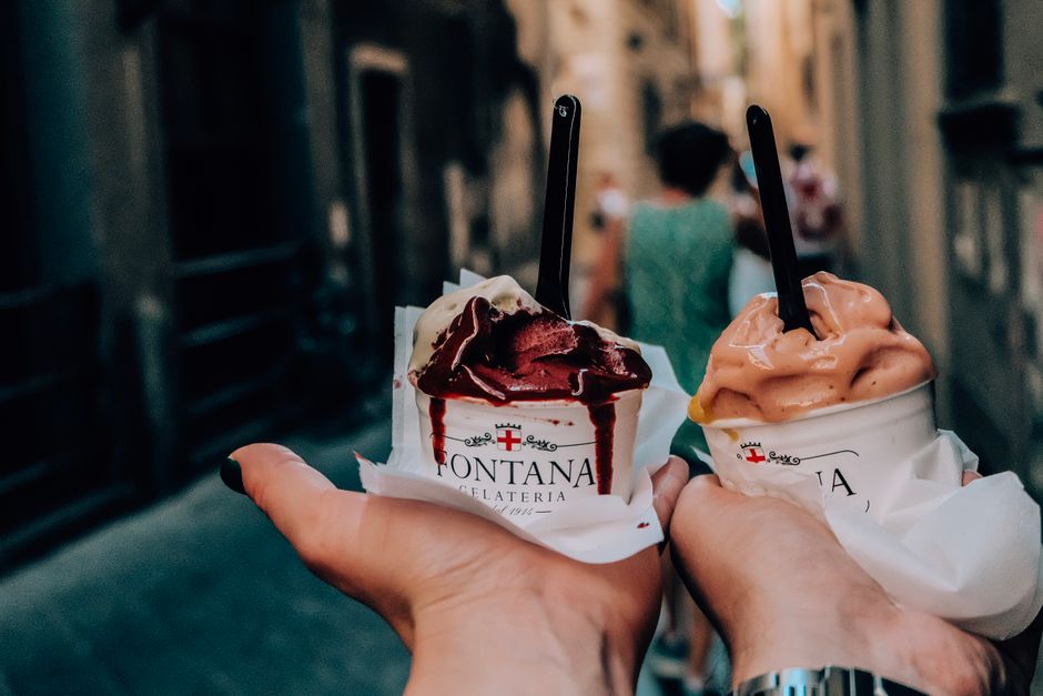 Granita siciliana y gelato artesanal en un puesto de verano