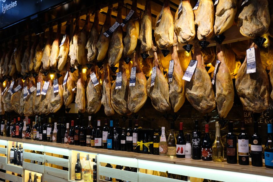 Puesto de mercado con producto local y embutido en Mallorca