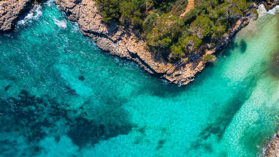 Cala escondida entre acantilados en la costa mediterránea