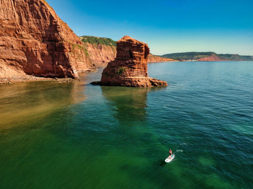 Paddleboard junto a acantilados de la costa cantábrica