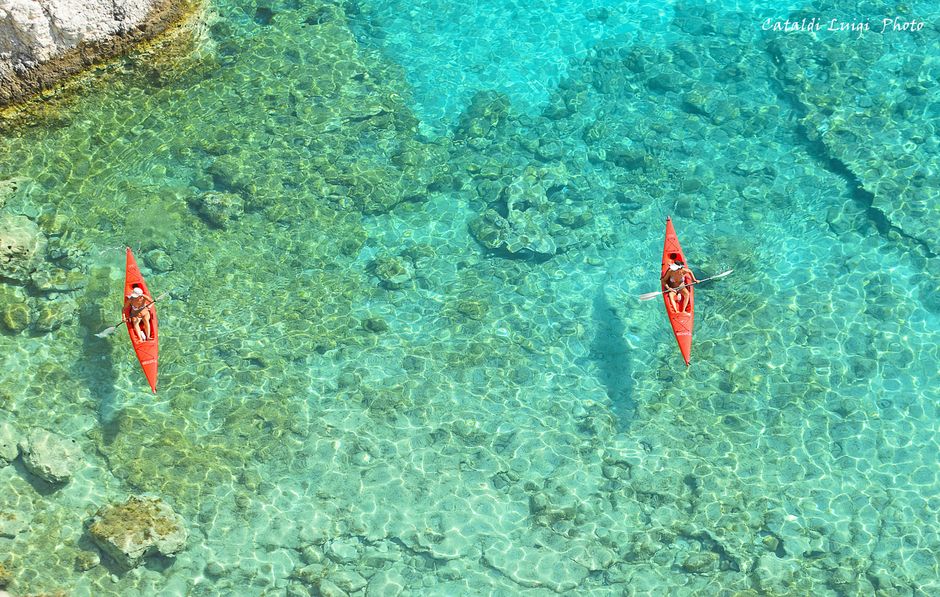 Kayak transparente sobre aguas cristalinas viendo el fondo marino