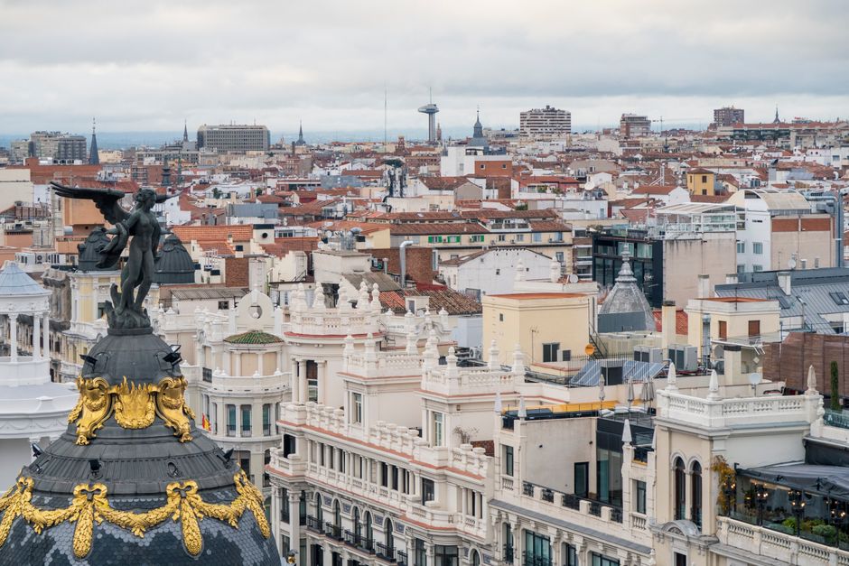 Vista panorámica de los tejados de Madrid junto a Gran Vía al atardecer