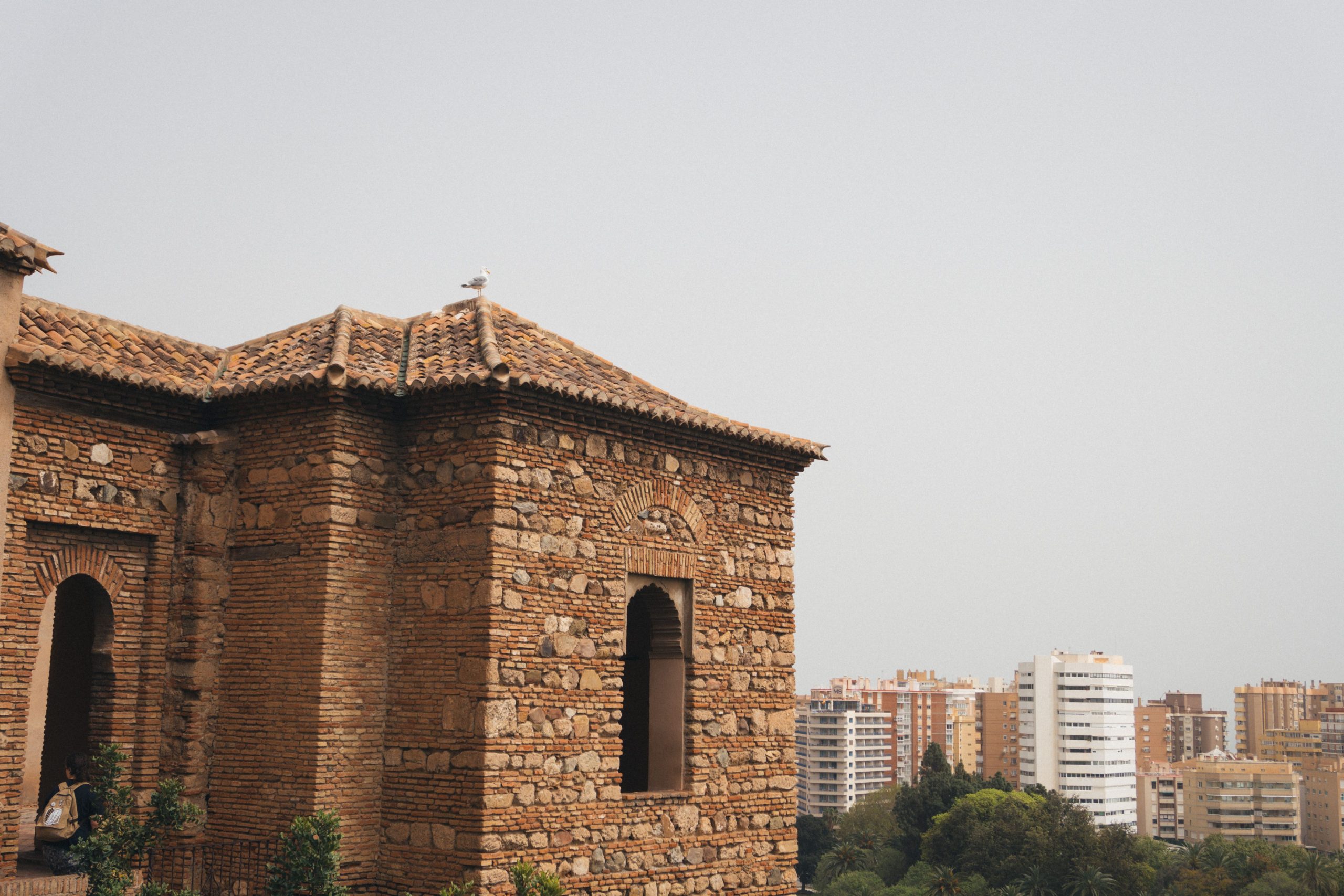 Torreones de la Alcazaba de Málaga con la ciudad al fondo
