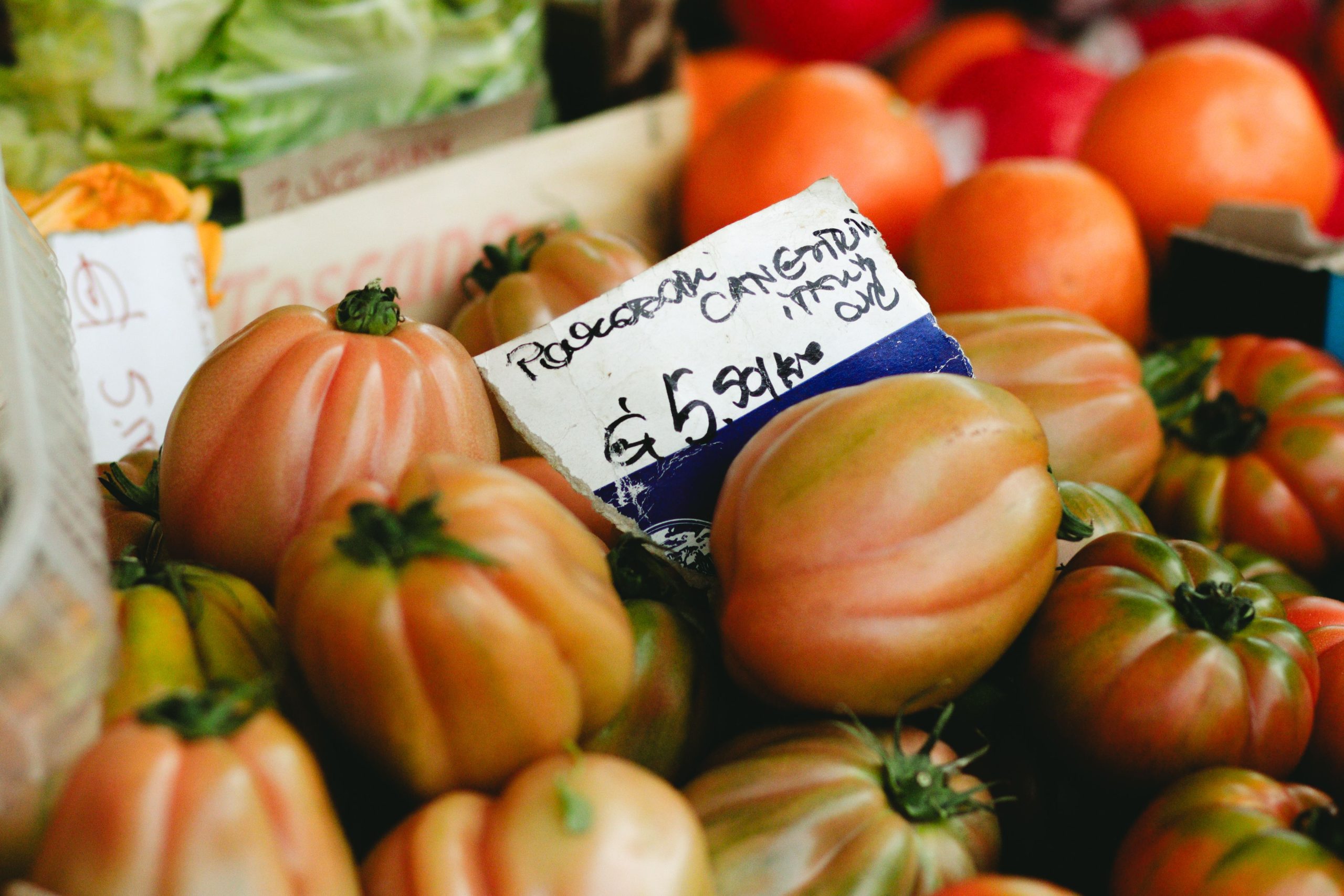 Puesto de verduras frescas en un mercado tradicional español