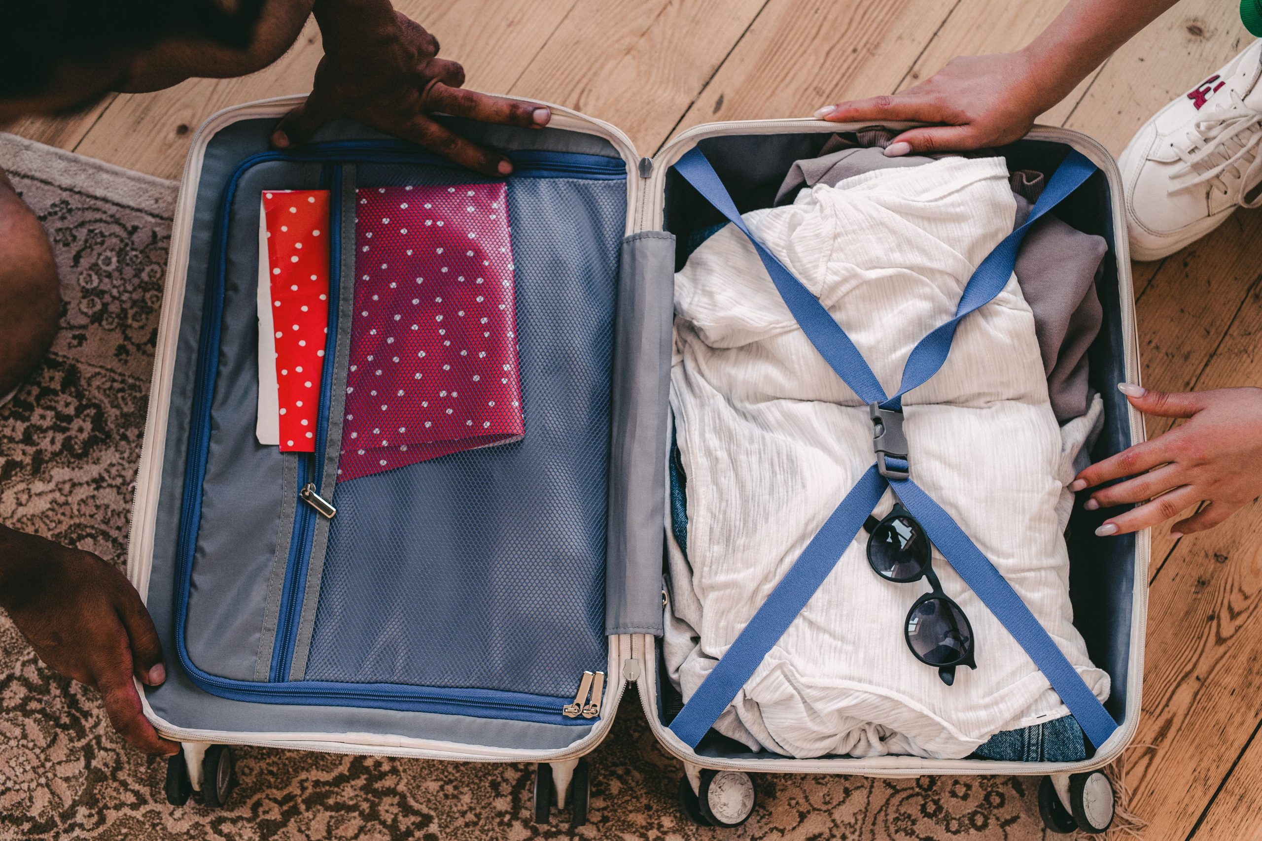 Maleta abierta con ropa de verano organizada para un viaje al Mediterráneo