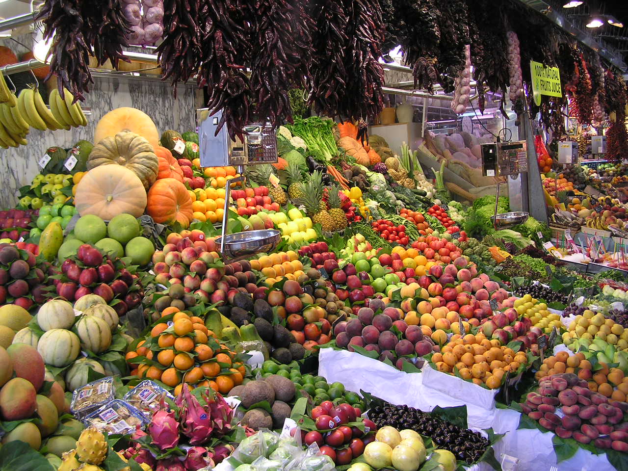 Puesto de verduras y tomates en un mercado español