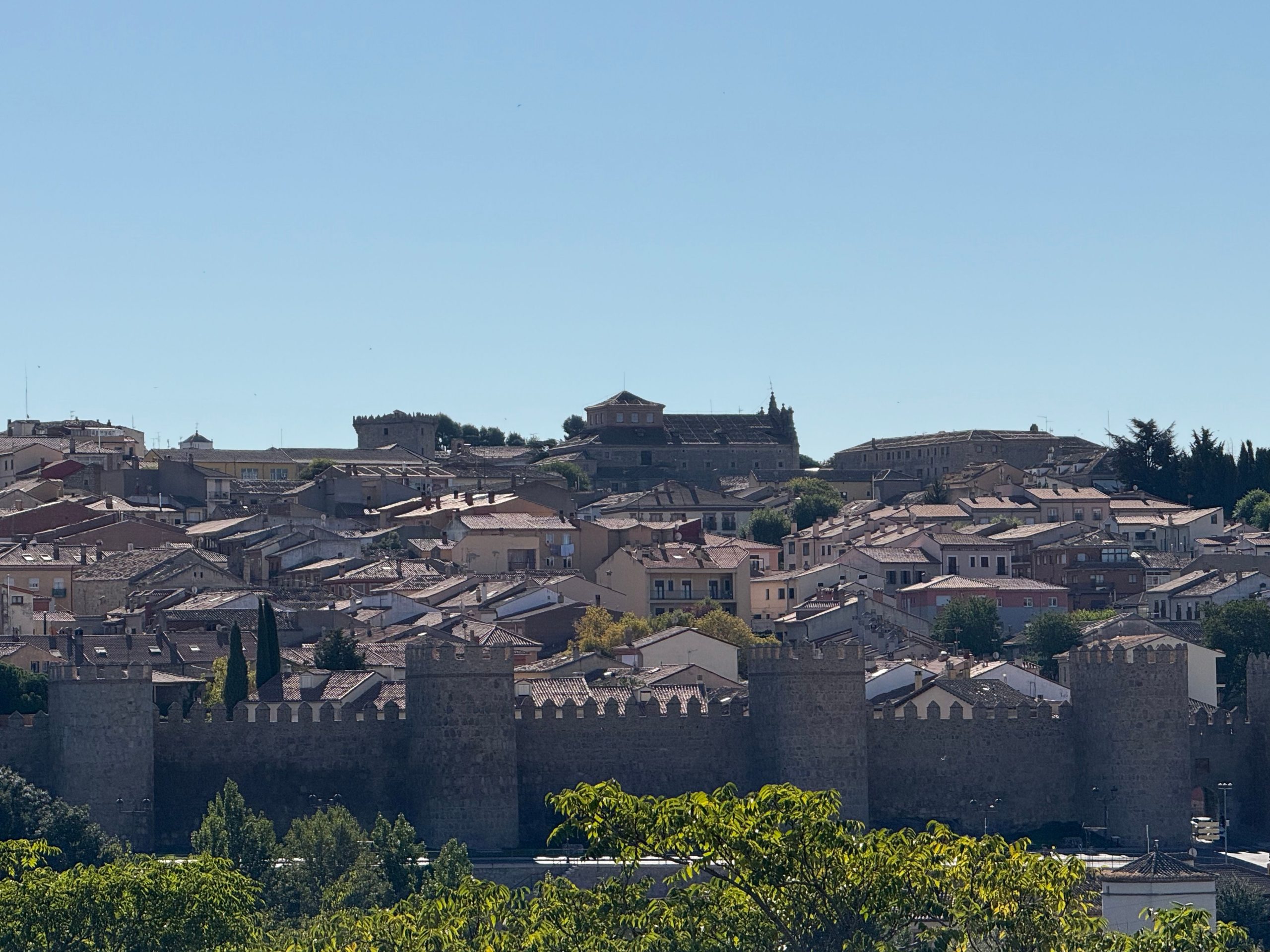 Muralla medieval de Ávila bajo un cielo azul de verano