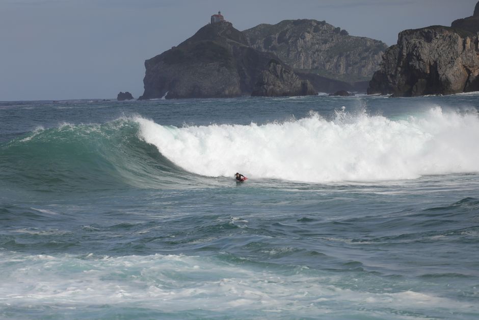 Olas del Cantábrico ideales para practicar surf en verano