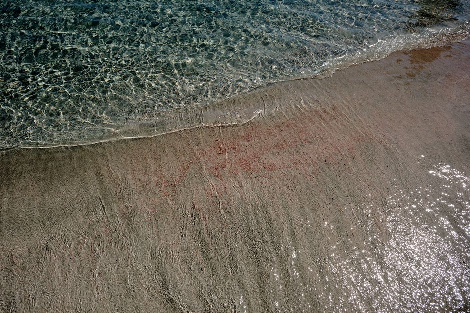 Playa de arena fina y aguas poco profundas en una isla griega