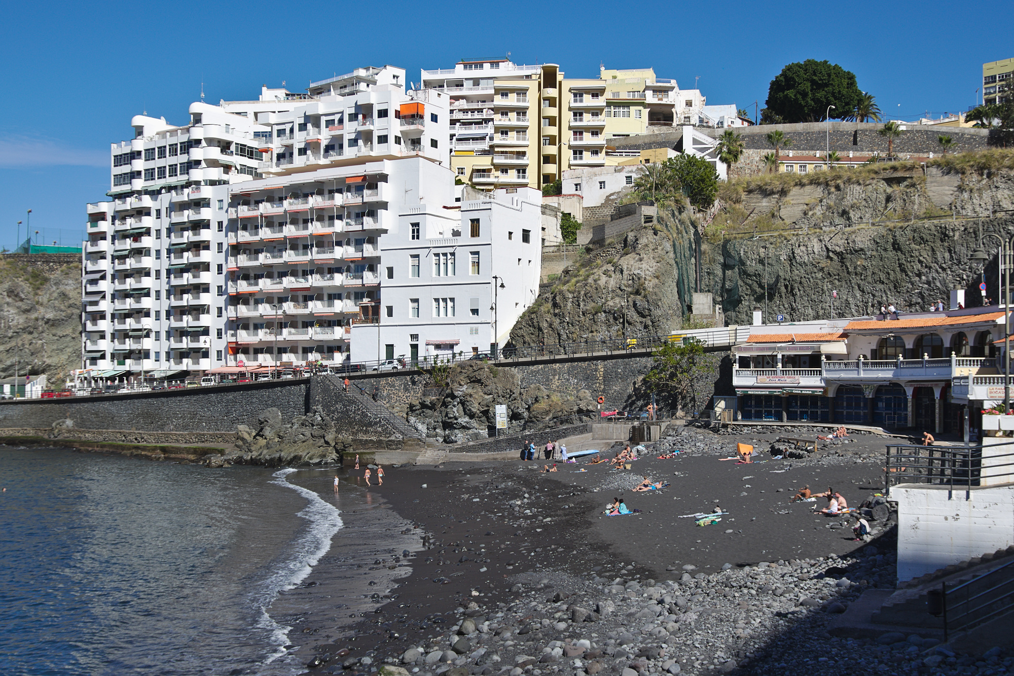 Playa de arena volcánica en el norte de Tenerife