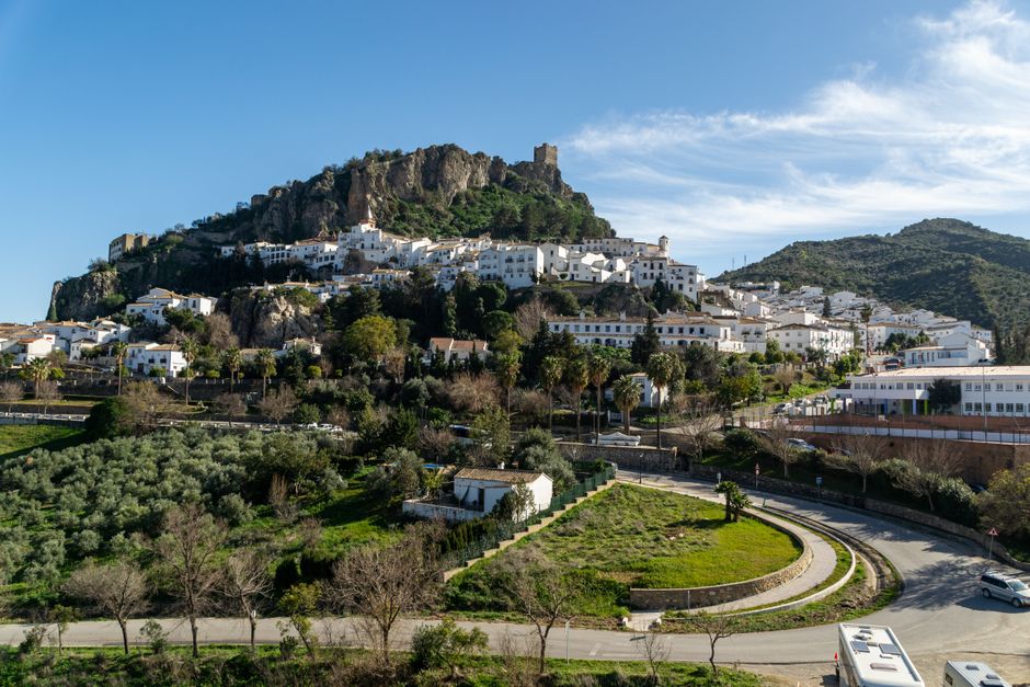 Casas blancas de pueblo de montaña en las laderas de Sierra Nevada