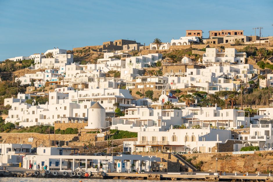 Familia paseando por un pueblo blanco griego junto al mar