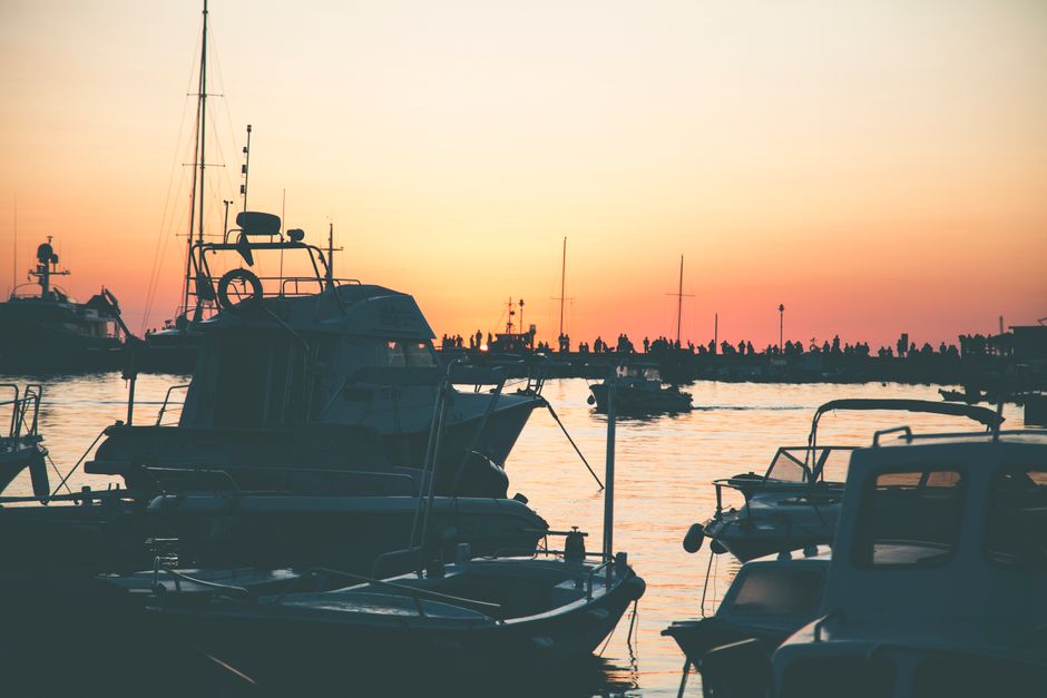 Vista del puerto de Barcelona al atardecer desde una terraza