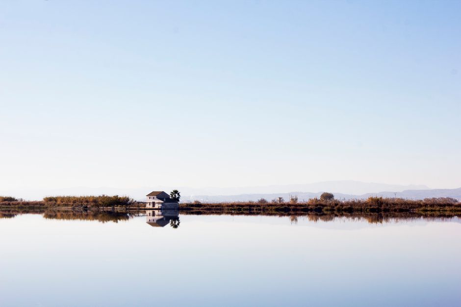 Vistas del lago de la Albufera de Valencia con reflejo de una casa tradicional