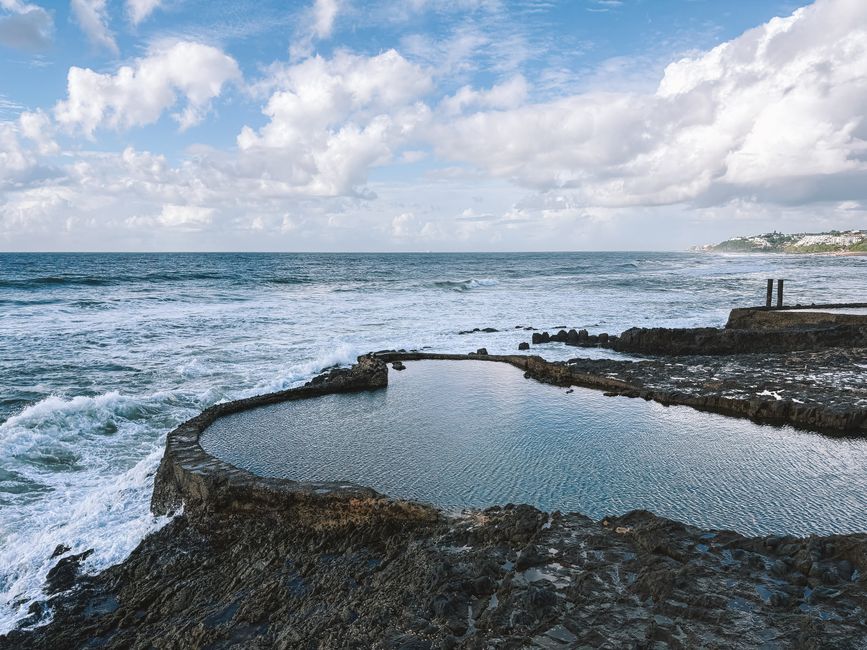 Piscina natural de roca junto al océano Atlántico en Galicia