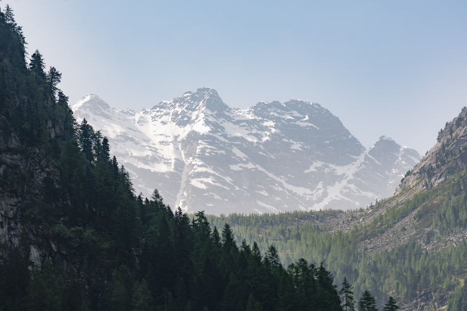Pico nevado de alta montaña en verano en Sierra Nevada