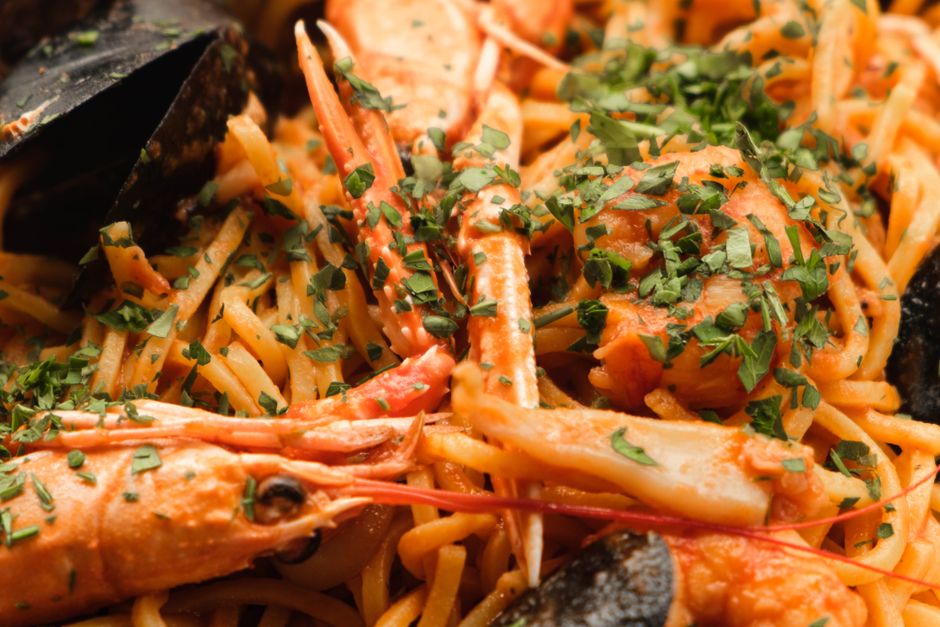 Plato de spaghetti alle vongole en una trattoria costera italiana