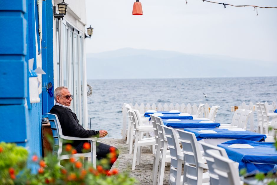 Terraza frente al mar en la Costa Brava con mesas para desayunar