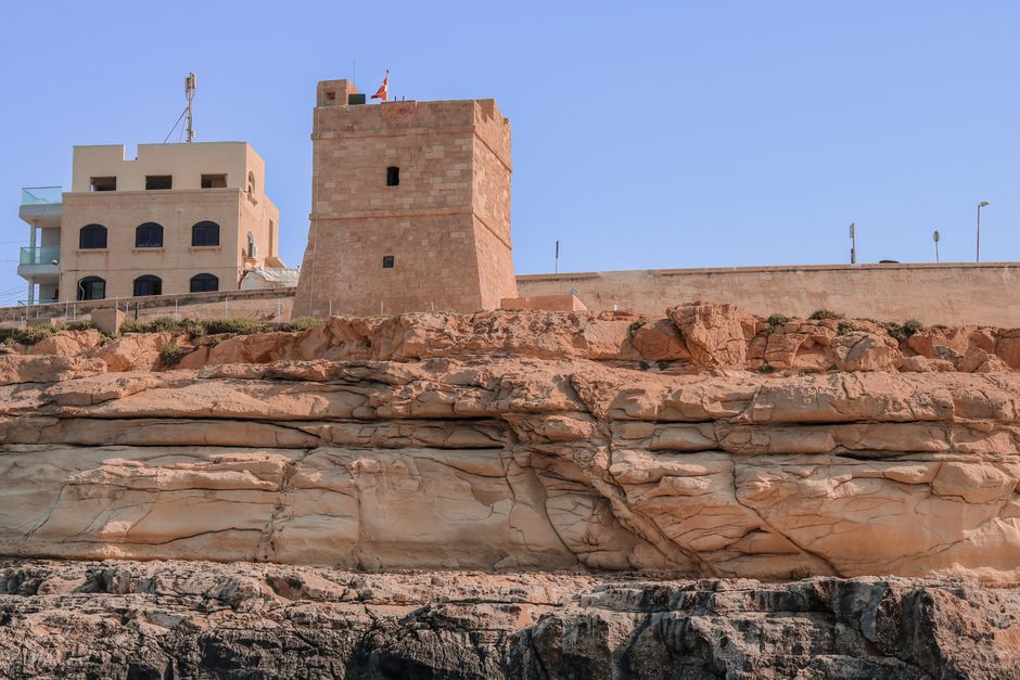 Torre vigía antigua en un acantilado junto al mar