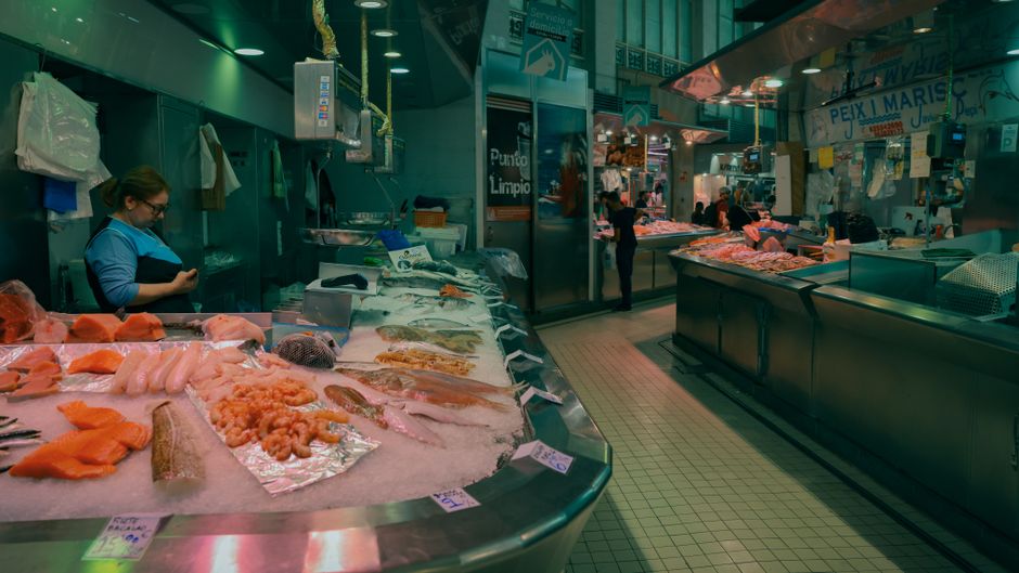 Mercado de pescado fresco con marisco recién llegado de lonja en la costa mediterránea
