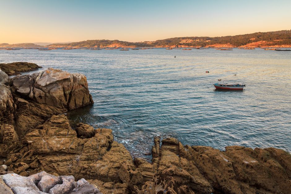 Barca de pesca tradicional en una ría gallega junto a la costa atlántica
