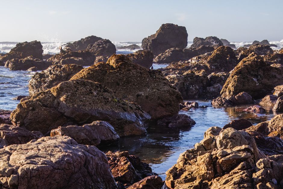 Piscinas naturales entre rocas en una playa atlántica, ideales para el baño en familia