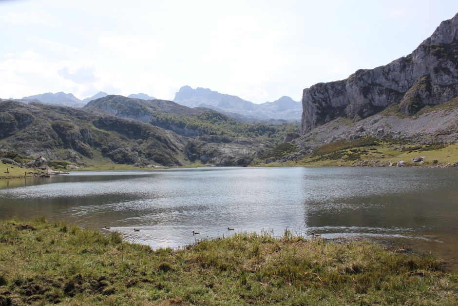 Lago de montaña de aguas verdes en un valle glaciar del norte de España