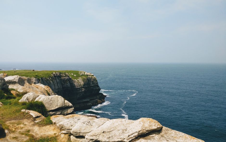 Acantilados de la costa cantábrica en Asturias, zona de afloramiento y aguas frías en verano