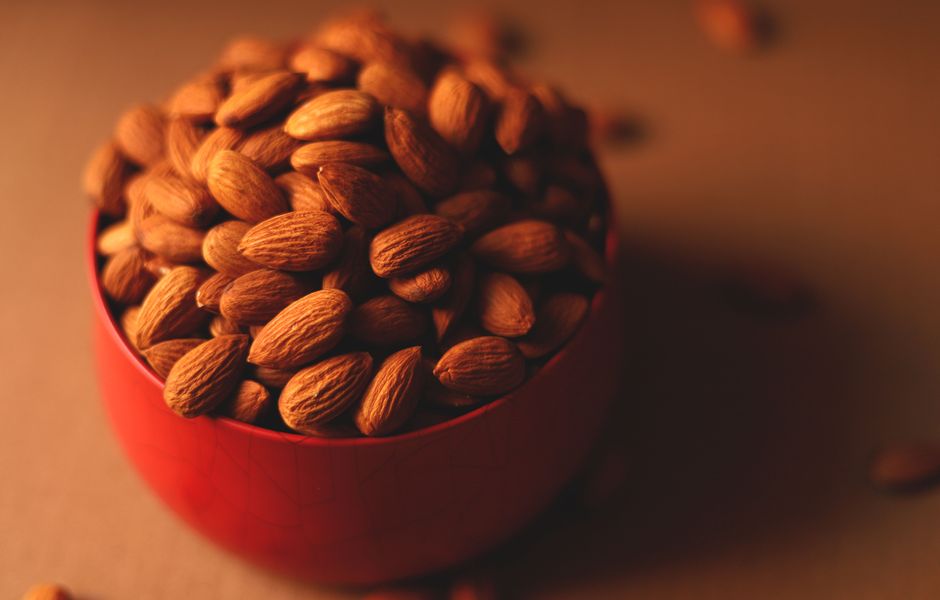 Almendras crudas en un cuenco, ingrediente base del ajoblanco malagueño