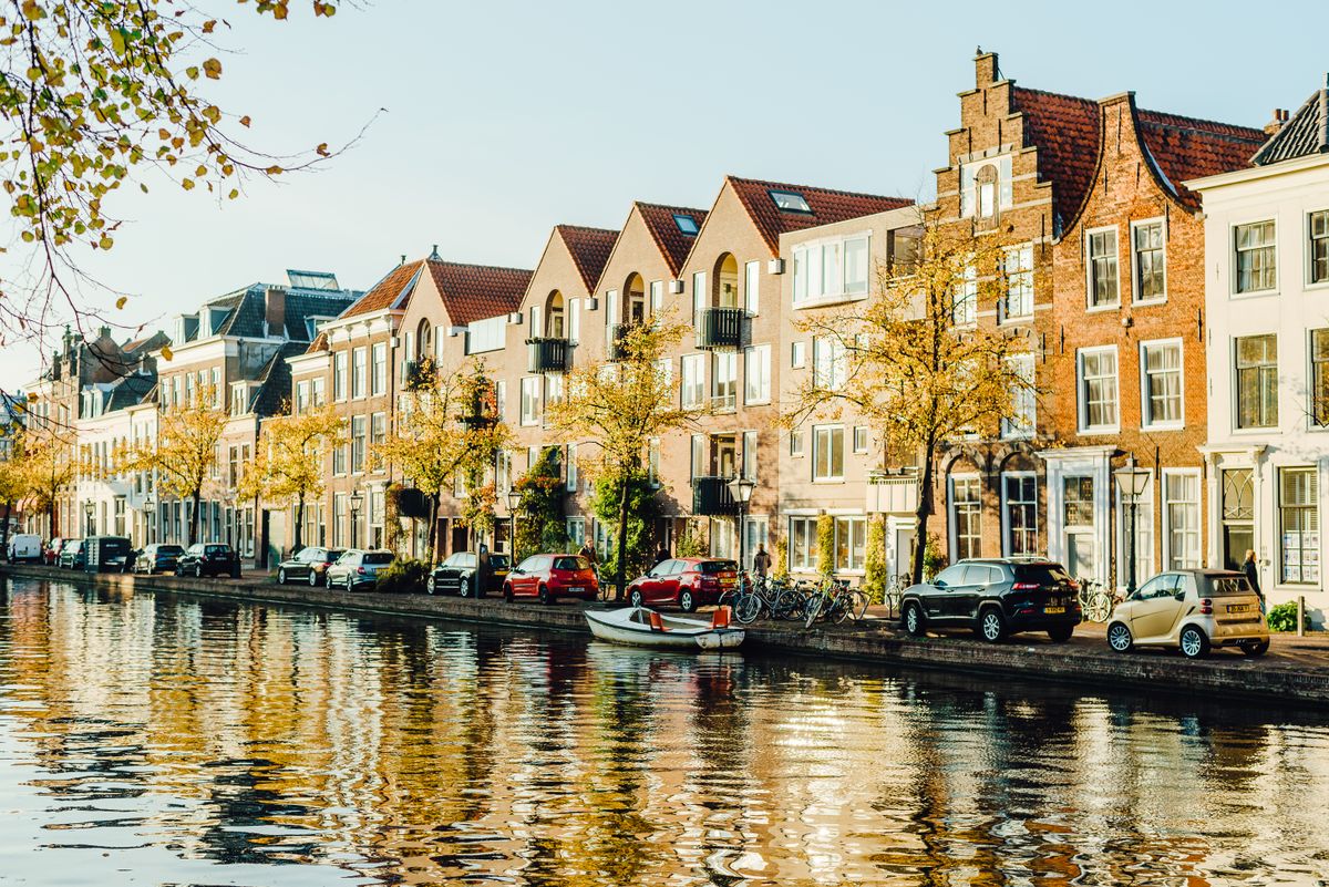 Canales de Amsterdam con turistas paseando junto a las casas típicas