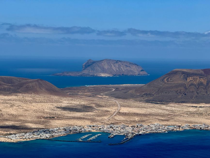 Vista aérea de la costa volcánica de Lanzarote, cerca de La Graciosa