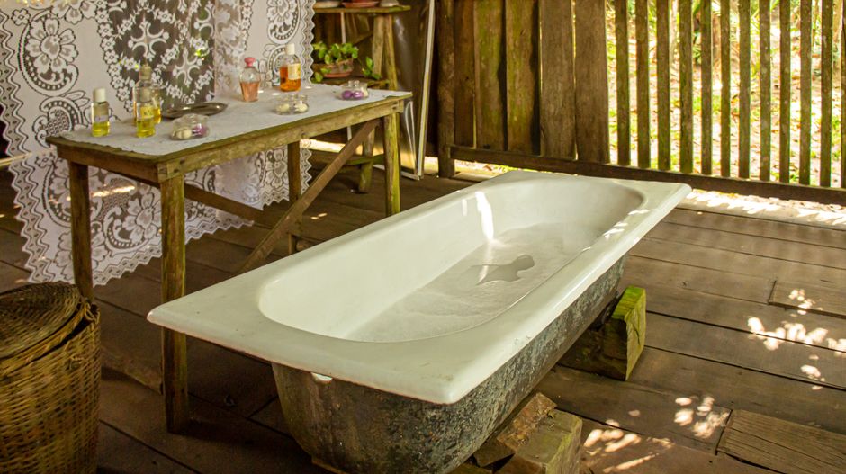 Bañera de madera al aire libre en un alojamiento de glamping con vistas a la montaña
