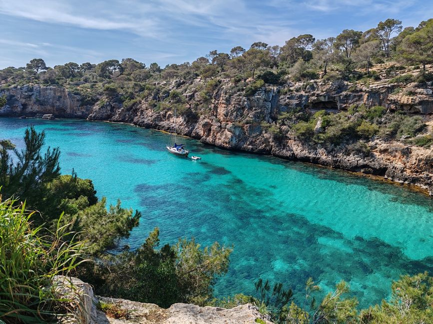 Cala de aguas turquesas en la Costa Brava